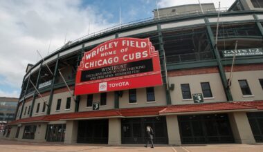 Cindy Crawford, Eddie Vedder, Rizzo serenade fans at Cubs game – NBC Chicago