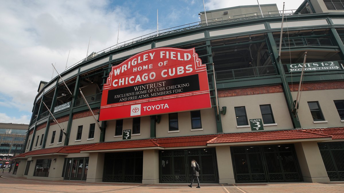 Cindy Crawford, Eddie Vedder, Rizzo serenade fans at Cubs game – NBC Chicago