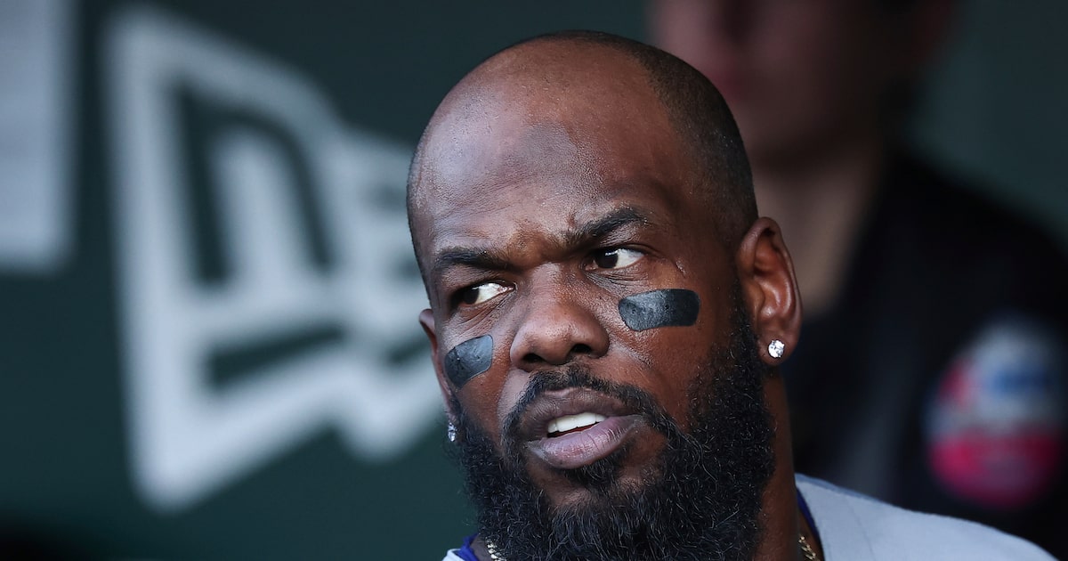 Why the Rangers are holding off on placing Adolis García on the IL