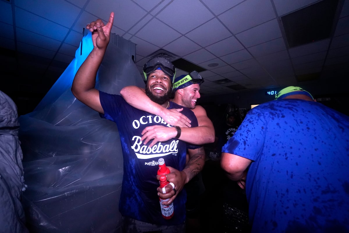 Toronto Blue Jays playoff-bound after 8-5 win over Kansas City Royals