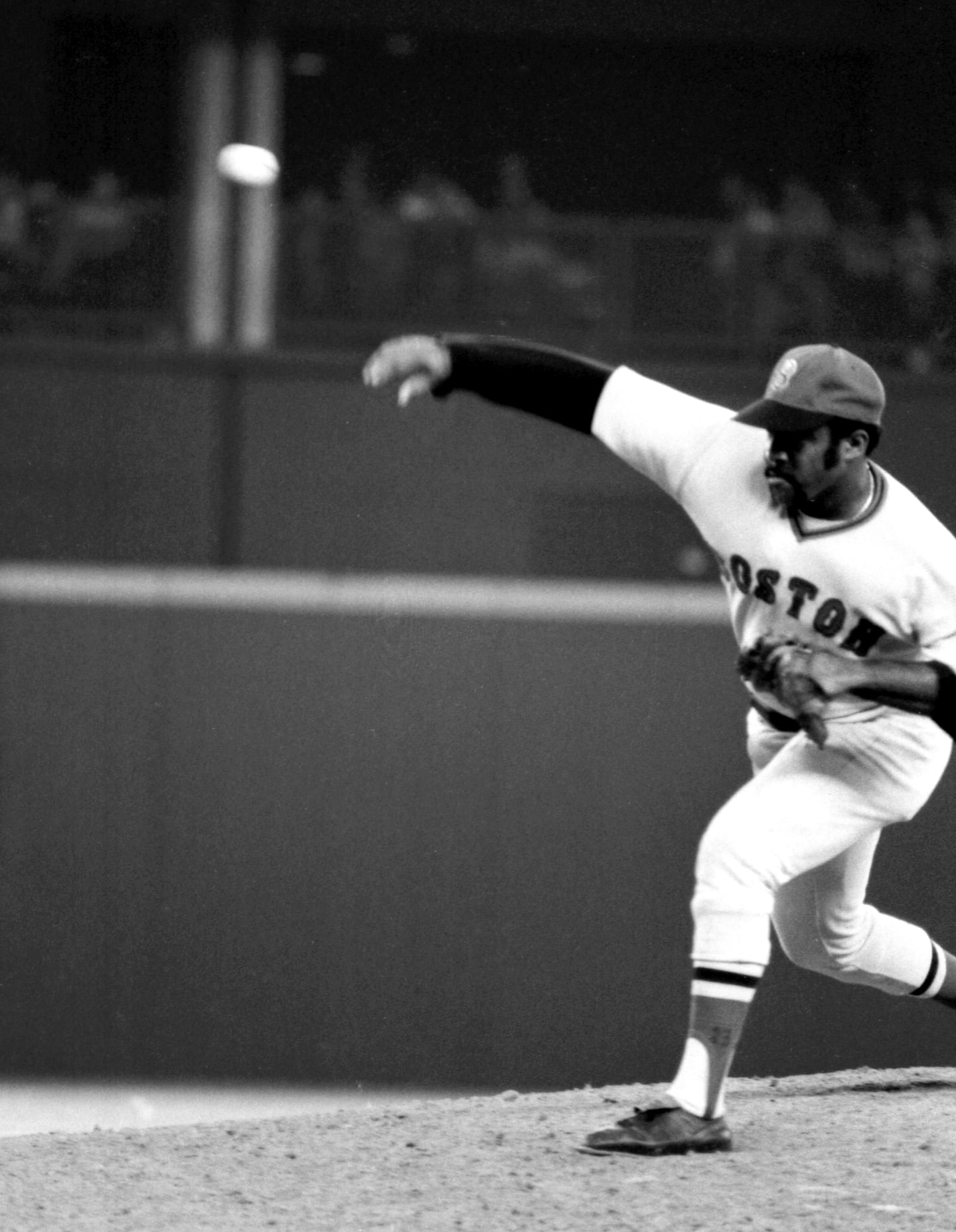 Red Sox righthander Luis Tiant threw a pitch during Game 4. His 163-pitch complete game led the Sox over the Reds, 5-4.