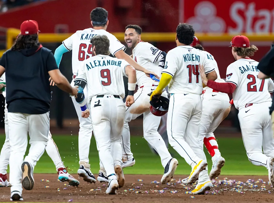 Diamondbacks players celebrate a walk-off win against the Giants.