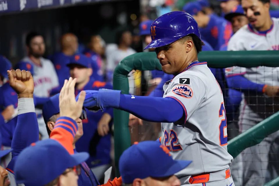 New York Mets outfielder Juan Soto (22) high fives teammates after scoring during the fourth inning against the Philadelphia Phillies on Sept.10, 2025, at Citizens Bank Park.