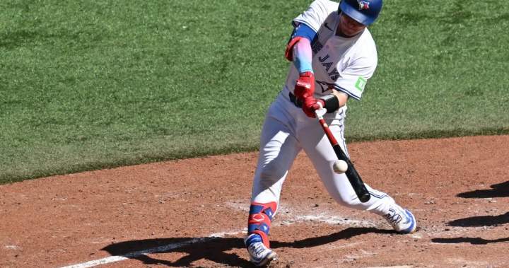 Guerrero helps Blue Jays avoid sweep vs. Brewers