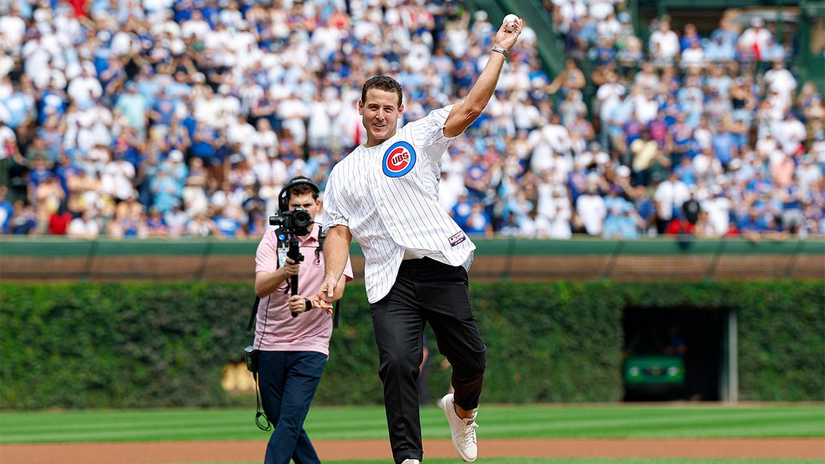 Anthony Rizzo throws first pitch
