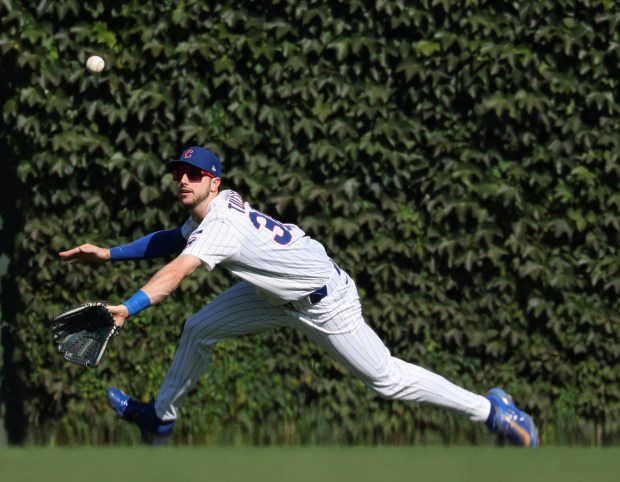 Cubs right fielder Kyle Tucker reaches for a ball hit by Braves center fielder Michael Harris II for a two-run single in the third inning at Wrigley Field on Sept. 1, 2025, in Chicago. (John J. Kim/Chicago Tribune)