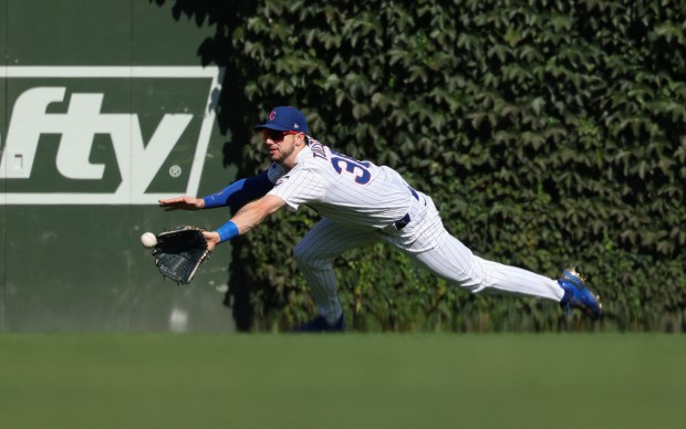 Cubs right fielder Kyle Tucker reaches for a ball hit by Braves center fielder Michael Harris II for a two-run single in the third inning at Wrigley Field on Sept. 1, 2025, in Chicago. (John J. Kim/Chicago Tribune)