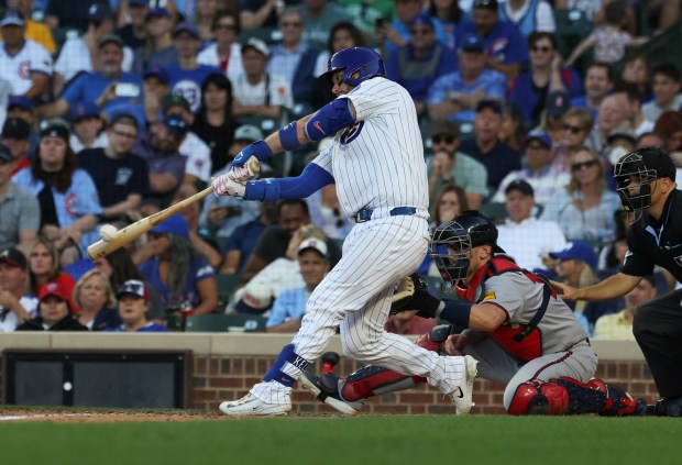 Cubs catcher Carson Kelly connects for a game-winning RBI single in the tenth inning against the Braves at Wrigley Field on Sept. 1, 2025, in Chicago. (John J. Kim/Chicago Tribune)