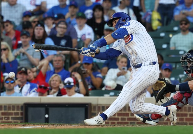 Cubs third baseman Matt Shaw breaks his bat on a swing in the ninth inning against the Braves at Wrigley Field on Sept. 1, 2025, in Chicago. (John J. Kim/Chicago Tribune)