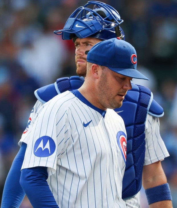 Cubs catcher Carson Kelly, left, and pitcher Caleb Thielbar head to the dugout in the seventh inning against the Cardinals at Wrigley Field on Sept. 27, 2025, in Chicago. (John J. Kim/Chicago Tribune)