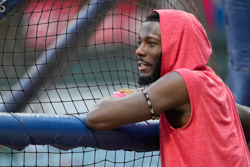 Reds shortstop Elly De La Cruz watches batting practice in Milwaukee