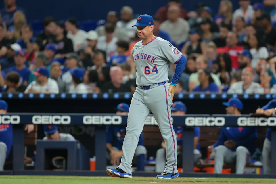 New York Mets manager Carlos Mendoza (64) enters the field for a pitching change against the Miami Marlins during the fifth inning on Sept. 26, 2025, at loanDepot Park.