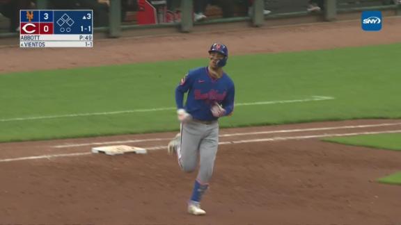 Díaz escapes in 9th inning as Mets hang on to beat Reds 5-4