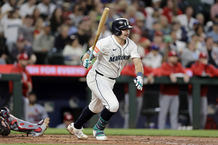 ESPN has a 78% chance of being a jersey MVP, and Raleigh said he would win, but the level of voting is different