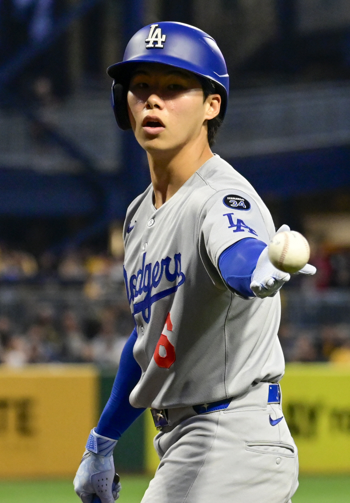 First at-bat strikeout → What's wrong with Kim Hye-sung as a substitute? Coach Roberts, who brought up the platoon, lost his composure amid the team's sluggish performance