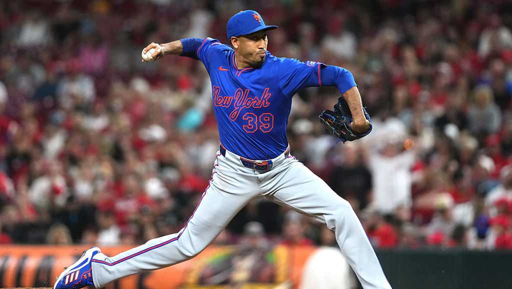 Díaz escapes in 9th inning as Mets hang on to beat Reds 5-4