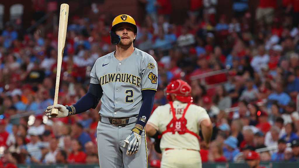 Brewers beat Cardinals in extras, magic number down to 1