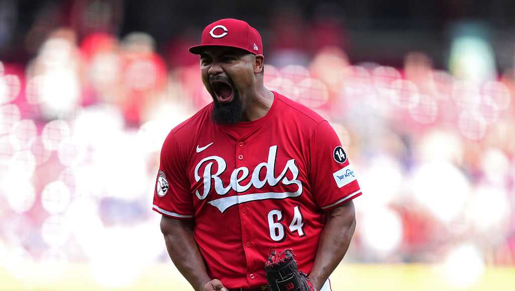 Reds move into playoff position after 4-game sweep over Chicago Cubs