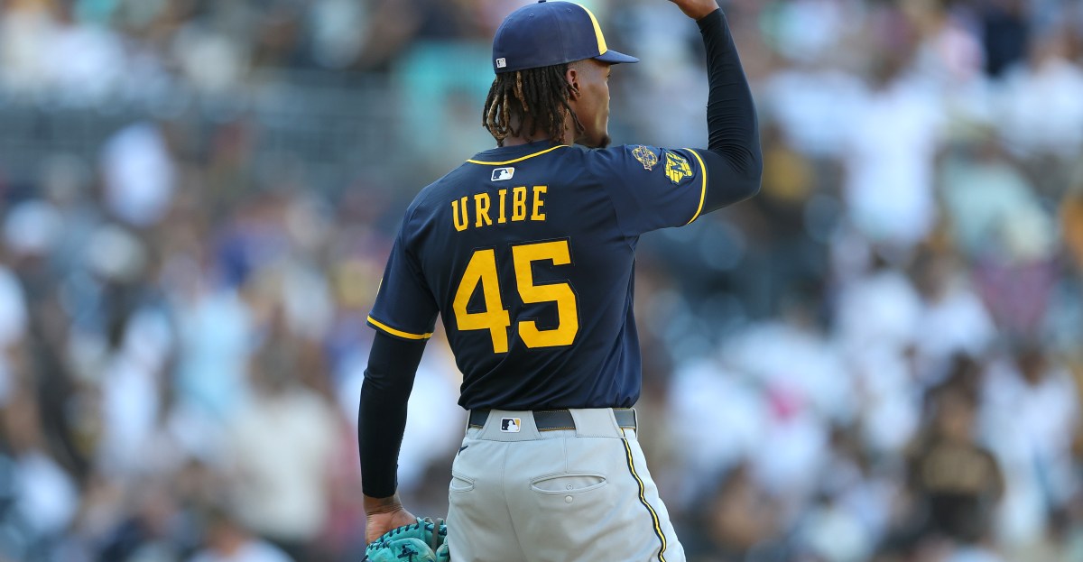 Brewers match franchise record with tight win over Padres