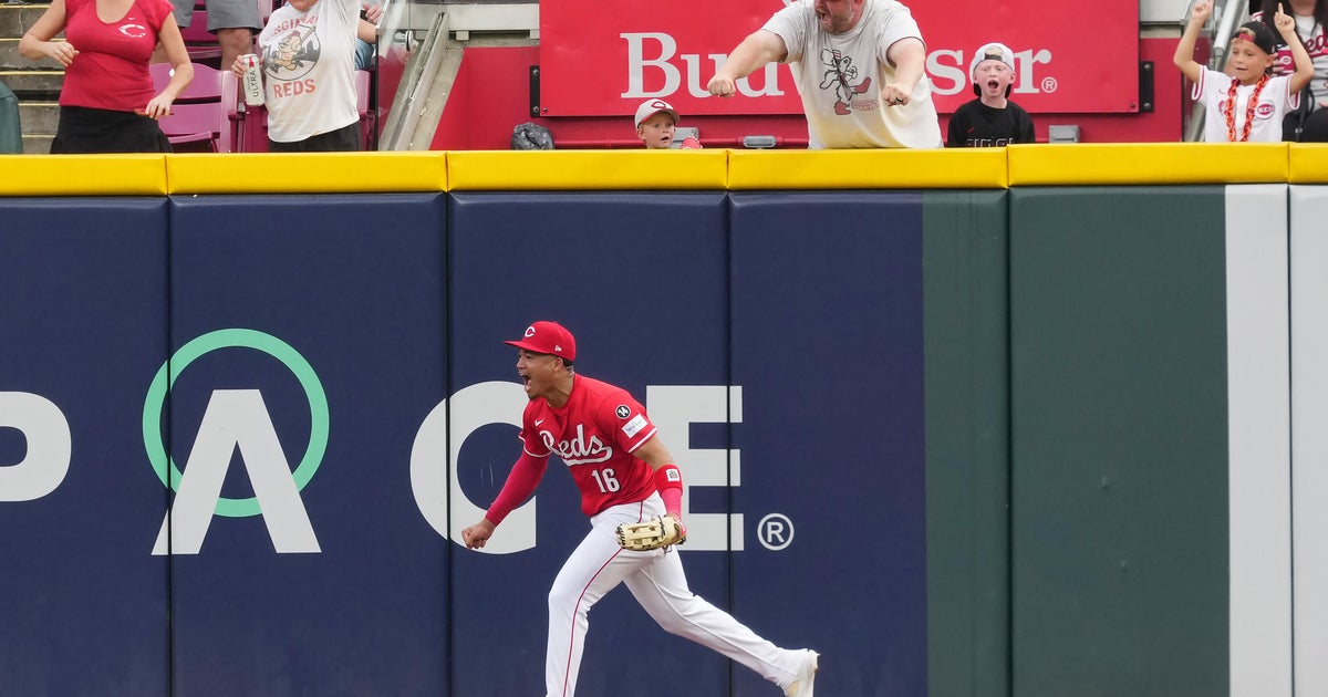 Noelvi Marté robs Bryan Reynolds of tying homer in 9th, Reds beat Pirates 2-1