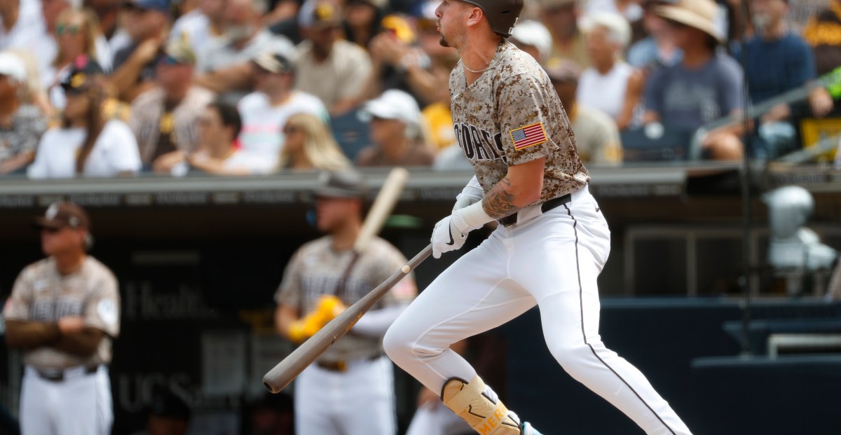 Padres complete sweep of Diamondbacks, reach 90 wins
