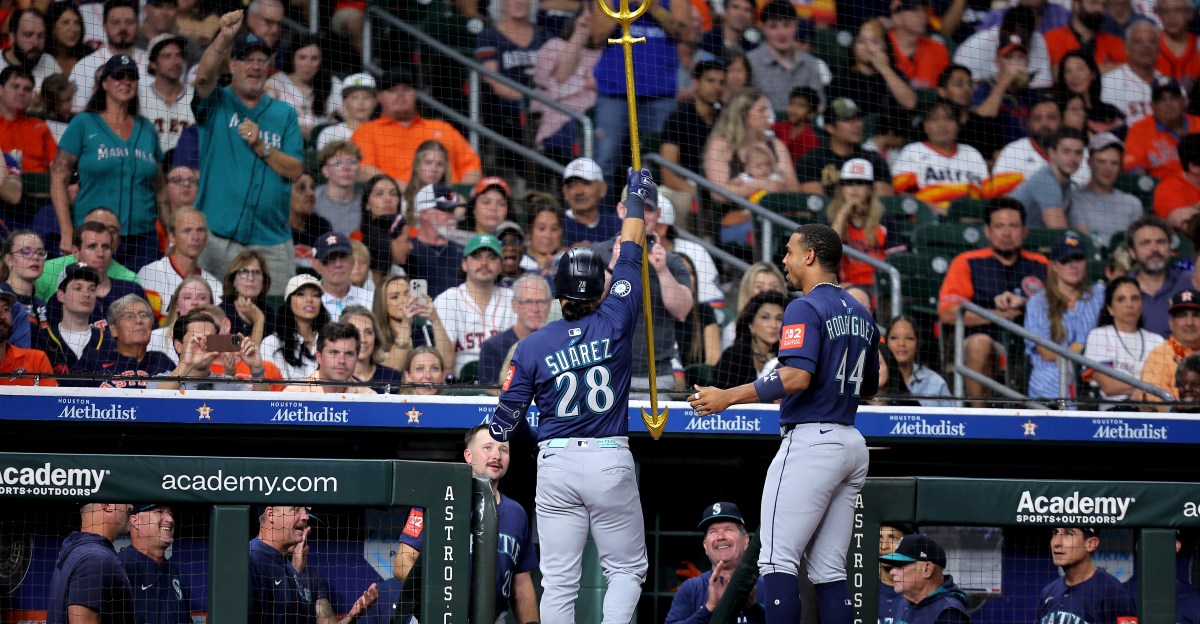 Mariners move into first place in AL West with shutout win over Astros