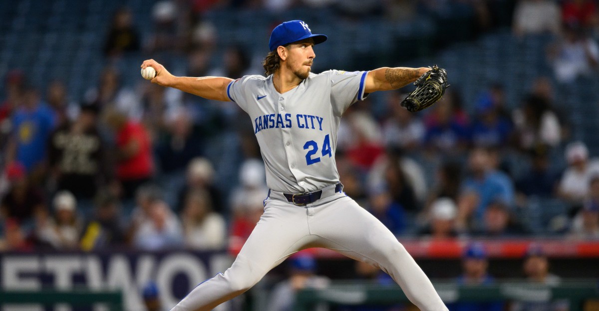 Royals offense explodes late for a 9-4 win in Los Angeles