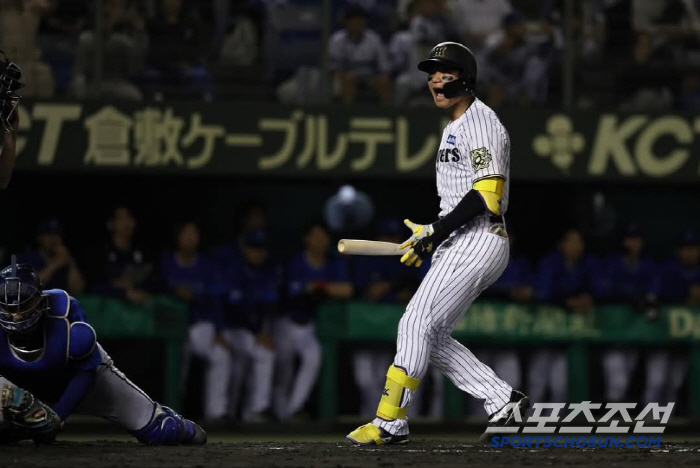 In the bottom of the 11th inning of 00 extra innings, a walk was thrown with no outs, and the closing loss manager apologized to the starting pitcher without losing a point in eight innings (Min Chang-ki