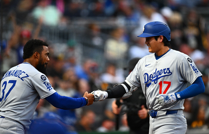 Is it because the Dodgers are becoming increasingly difficult to go straight to the DS because they said it was a super team, but they lost two consecutive games in the last place in the East?