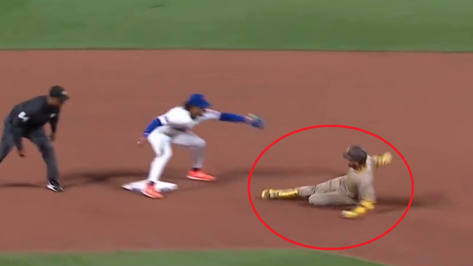 Luis Arraez costs Padres a run with boneheaded baserunning move