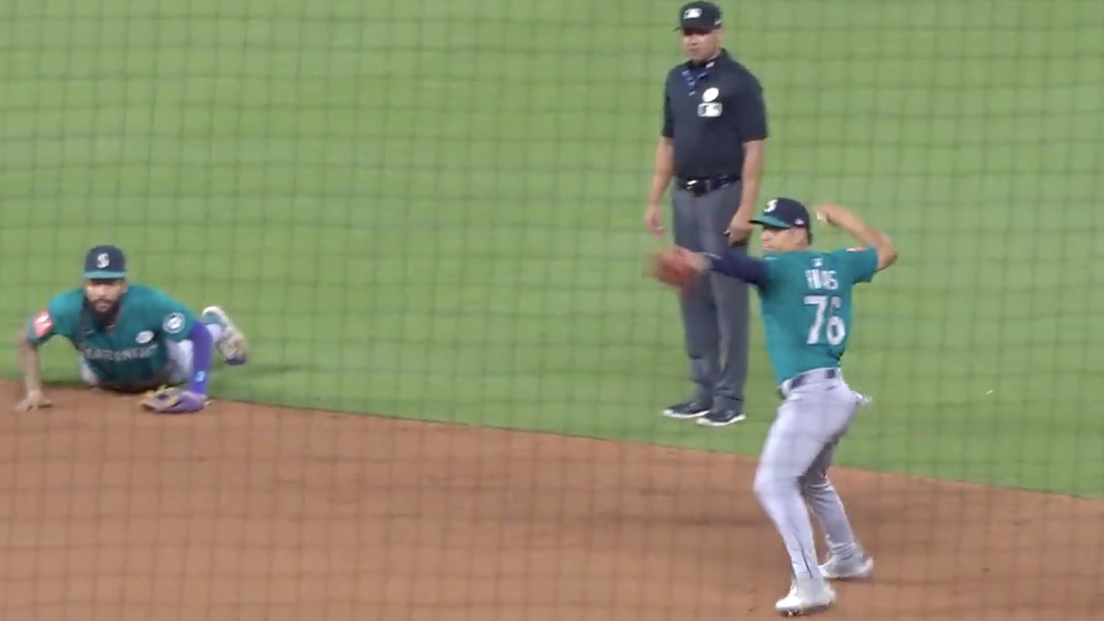 Mariners channeled Savannah Bananas with 9th-inning trick play