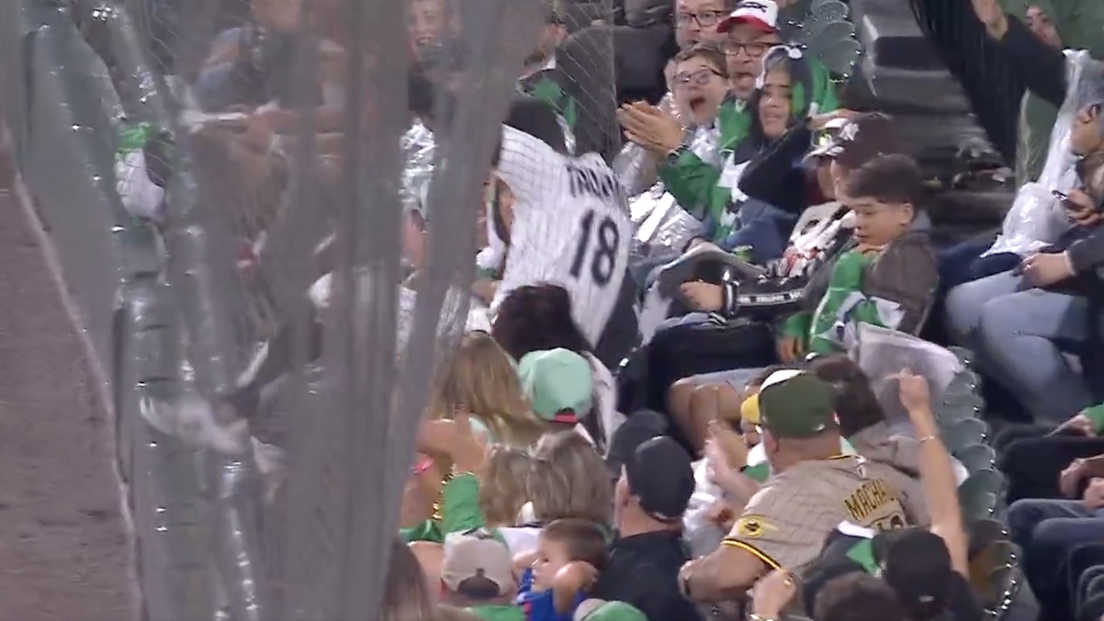 White Sox outfielder falls into crowd to make ridiculous catch