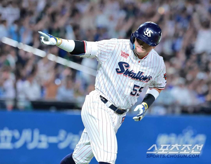 Murakami, the home run king, ranked No. 1 in annual salary of 5.6 billion won, and hit a super-special pitch, but why only one pitcher in the top 10 left for the U.S.