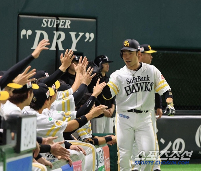 Murakami, the home run king, ranked No. 1 in annual salary of 5.6 billion won, and hit a super-special pitch, but why only one pitcher in the top 10 left for the U.S. 