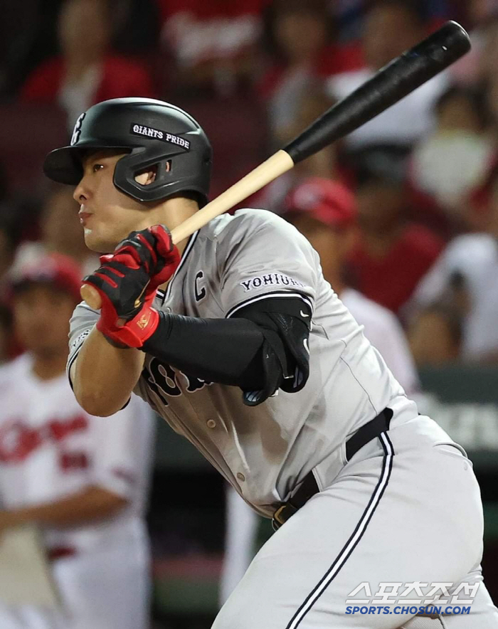 Murakami, the home run king, ranked No. 1 in annual salary of 5.6 billion won, and hit a super-special pitch, but why only one pitcher in the top 10 left for the U.S. 