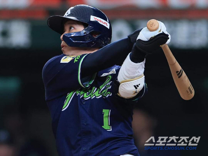 Murakami, the home run king, ranked No. 1 in annual salary of 5.6 billion won, and hit a super-special pitch, but why only one pitcher in the top 10 left for the U.S. 