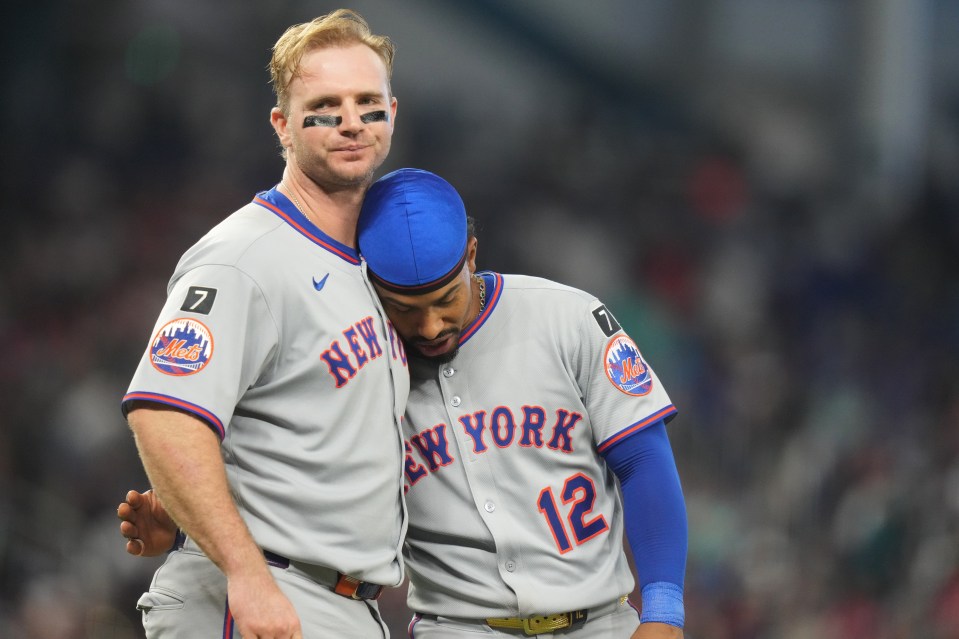 New York Mets' Pete Alonso stands with Francisco Lindor after flying out with the bases loaded.