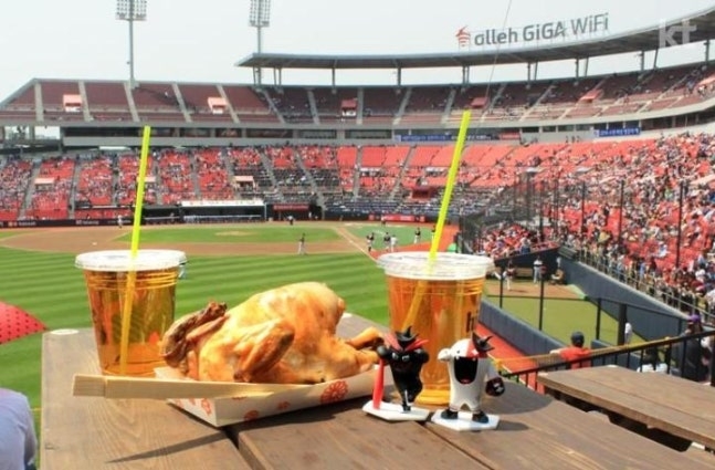 Roasted whole chicken from Suwon KT Wiz Park's Jinmi Tongdak with beer (KT Wiz)