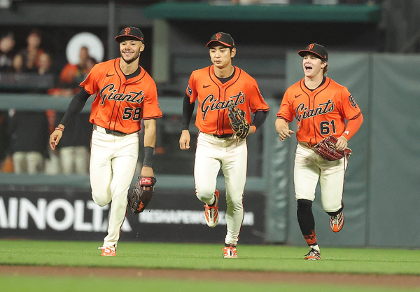 Lee Jung-hoo and the outfield are coming in after the game. Photo = Courtesy of Kelley L Cox-Imagn Images= Yonhap News