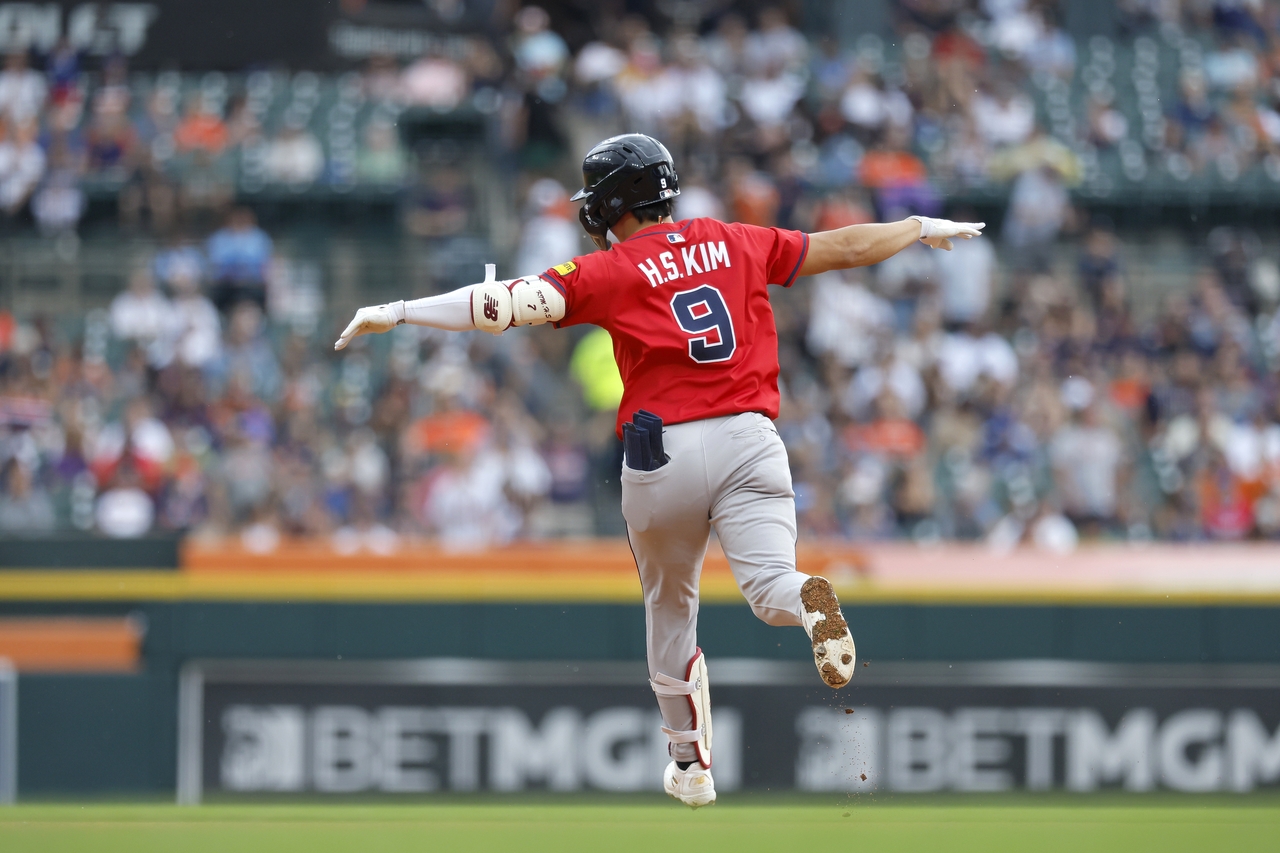 Ha-Seong Kim #9 of the Atlanta Braves rounds the bases after hitting home run against the Detroit Tigers during the fourth inning at Comerica Park on September 21, 2025 in Detroit, Michigan. (Getty Images)