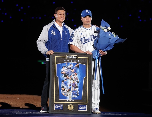Oh Seung-hwan is receiving a retirement present. Photo = Yonhap News