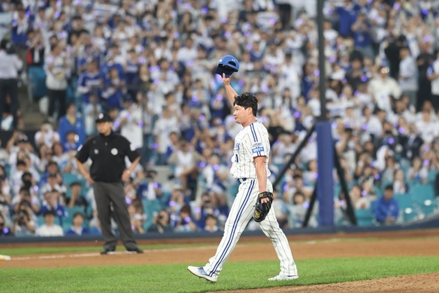 Oh Seung-hwan is greeting his fans after taking the mound against KIA on the 30th. Photo = Courtesy of Samsung