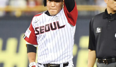 Pinch hitter Park Kwan-woo gets on base with a double