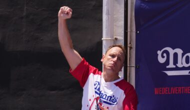 Joey Chestnut to eat 99 chicken nuggets in nine innings at Dodgers-Giants