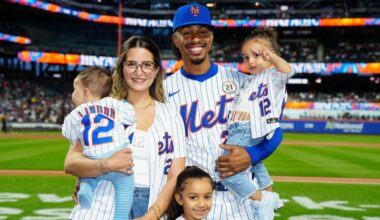 Francisco Lindor's wife Katia plays national anthem on violin before Padres-Mets
