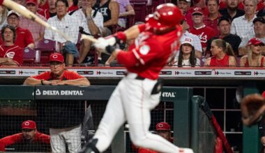 Cincinnati Reds manager Terry Francona watches as TJ Friedl (29) breaks his bat while connecting with a pitch in the third inning of a baseball game against the Chicago Cubs, Thursday, Sept. 18, 2025, in Cincinnati. (AP Photo/Michael Swensen)