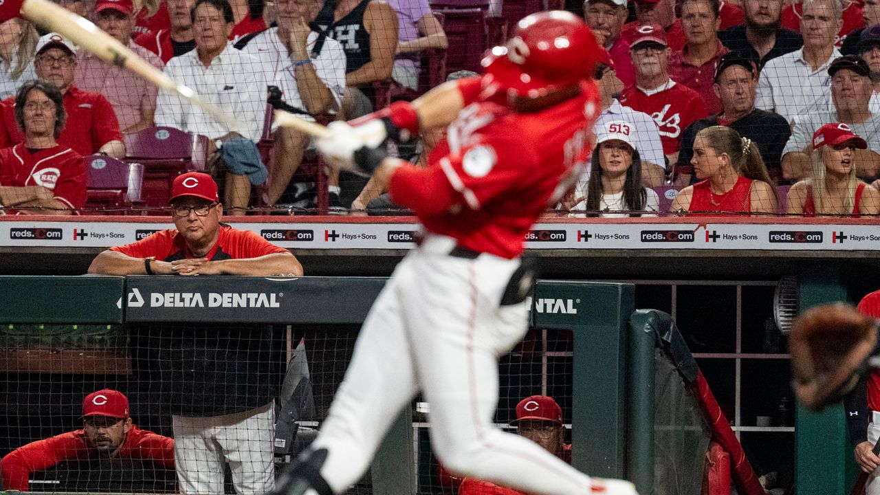 Cincinnati Reds manager Terry Francona watches as TJ Friedl (29) breaks his bat while connecting with a pitch in the third inning of a baseball game against the Chicago Cubs, Thursday, Sept. 18, 2025, in Cincinnati. (AP Photo/Michael Swensen)