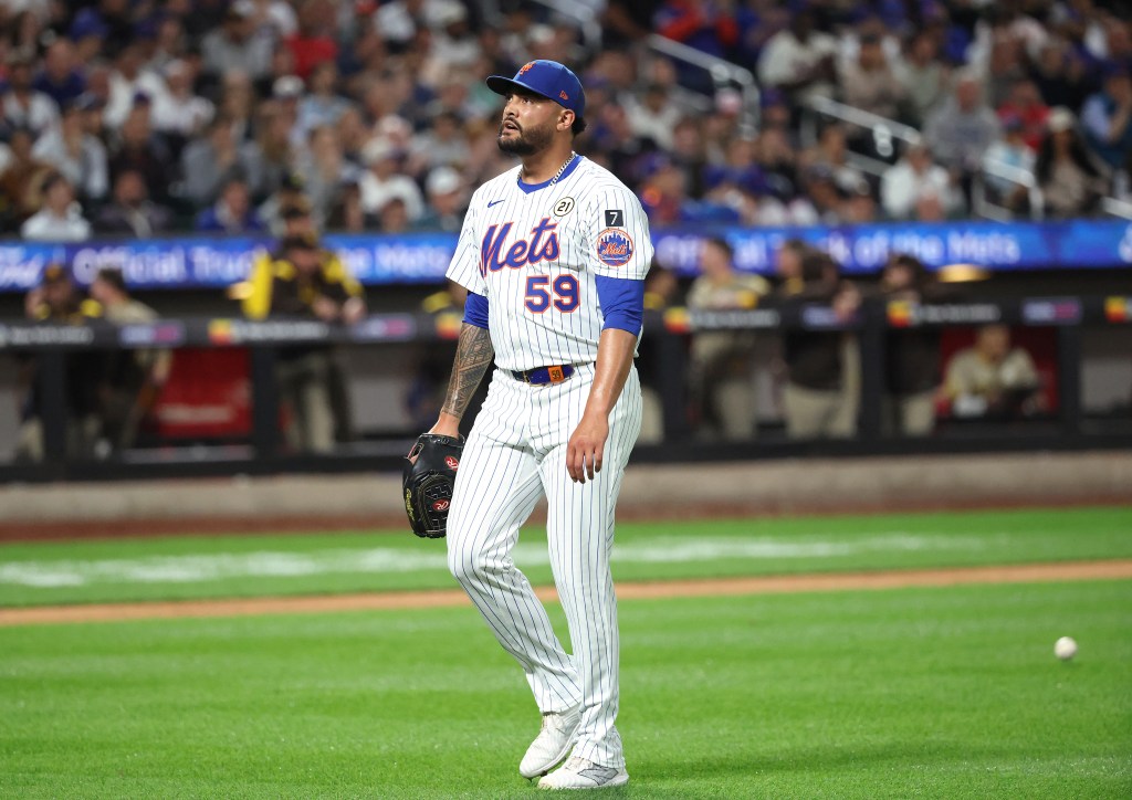 Sean Manaea walks off the field during the Mets-Padres game on Sept. 16, 2025. 