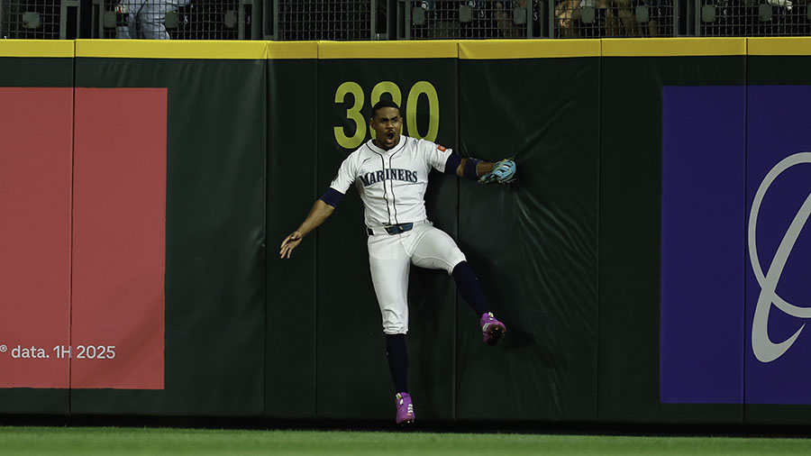 Seattle Mariners Julio Rodríguez catch...