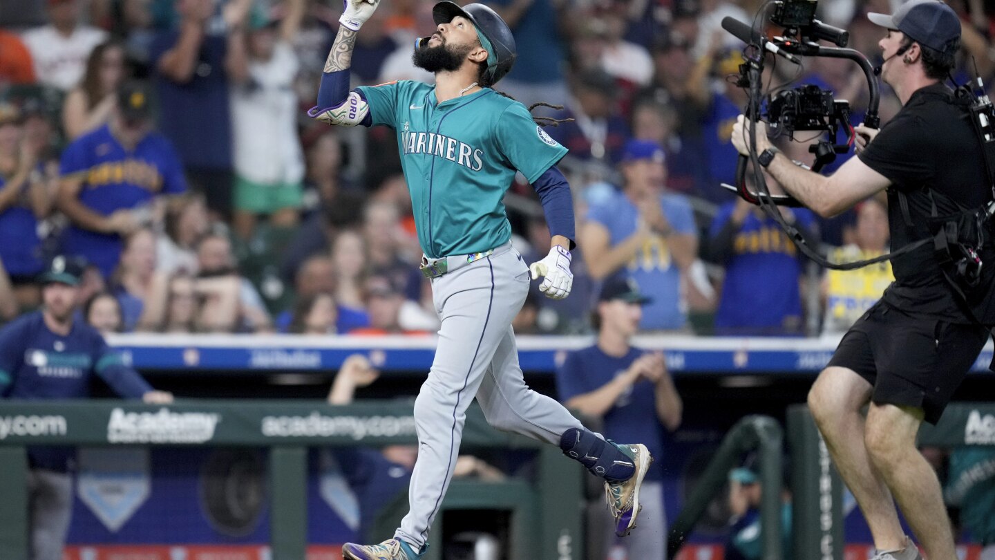 Seattle Mariners extend AL West lead with 3-game sweep over Astros